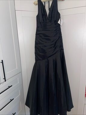 Watters and Watters Mermaid  V-Neck Evening Gown - Elegant Formal Dress NWT